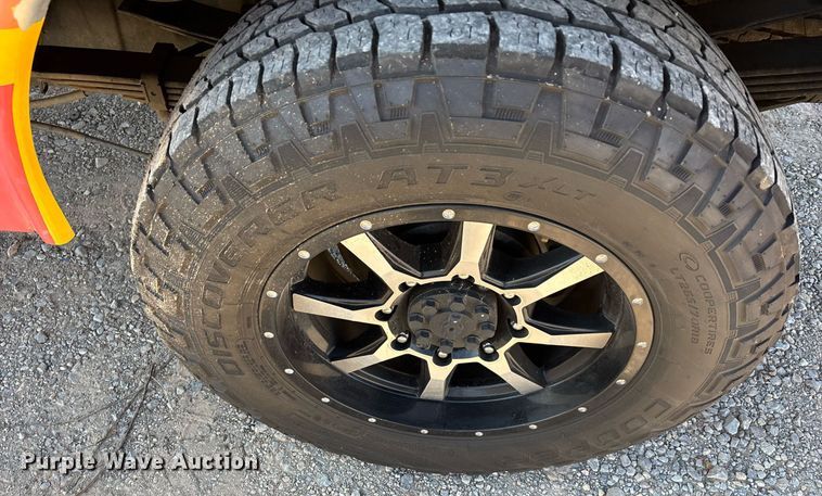 image for item ER4781 2017 Chevrolet Silverado 3500HD utility bed pickup truck