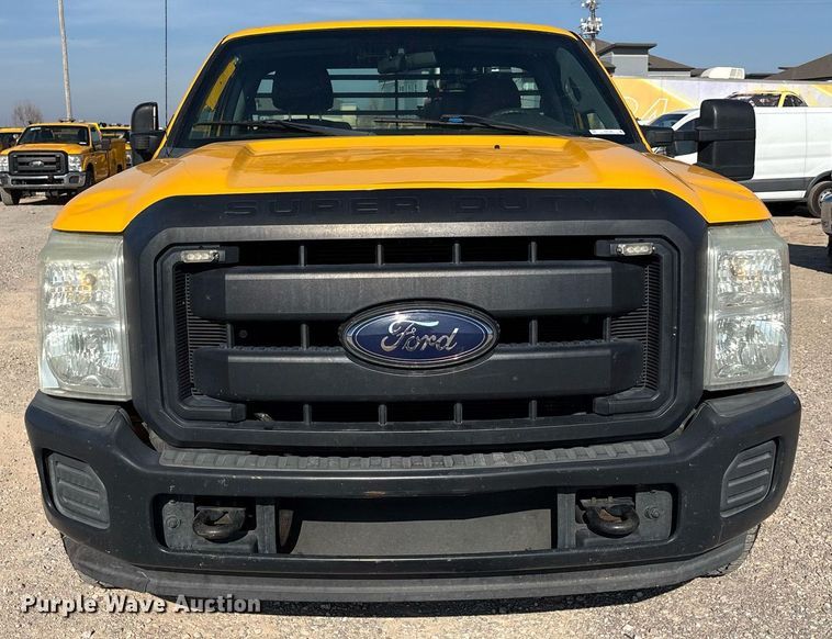 image for item ER4782 2015 Ford F350 Super Duty XL utility bed pickup truck