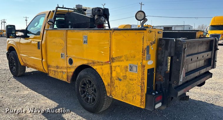 image for item ER4782 2015 Ford F350 Super Duty XL utility bed pickup truck