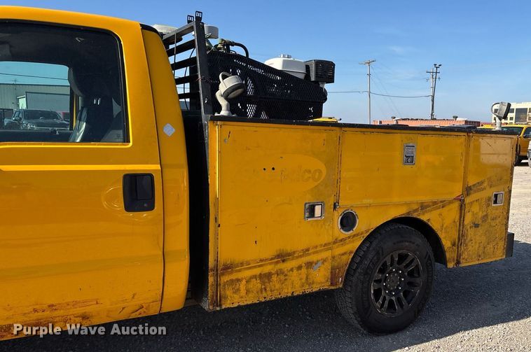 image for item ER4782 2015 Ford F350 Super Duty XL utility bed pickup truck