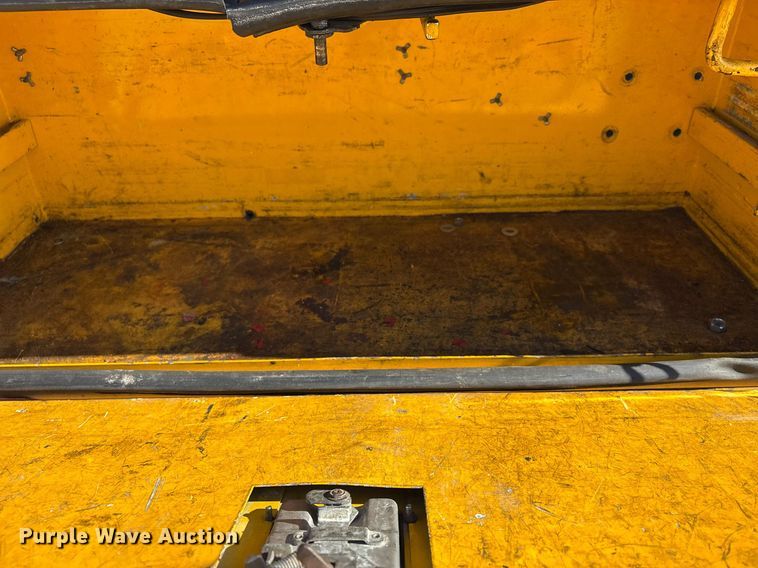 image for item ER4782 2015 Ford F350 Super Duty XL utility bed pickup truck