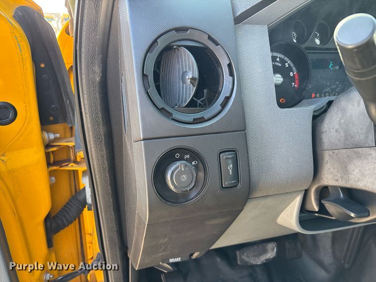 image for item ER4782 2015 Ford F350 Super Duty XL utility bed pickup truck