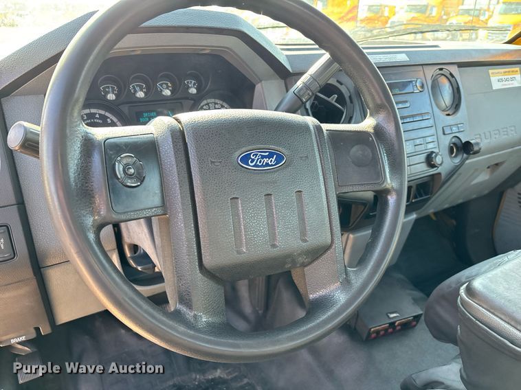 image for item ER4782 2015 Ford F350 Super Duty XL utility bed pickup truck