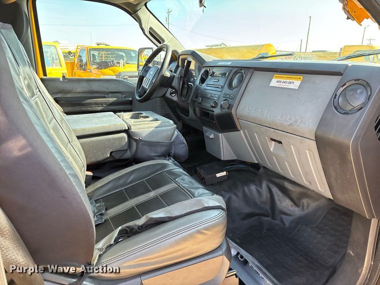 image for item ER4782 2015 Ford F350 Super Duty XL utility bed pickup truck