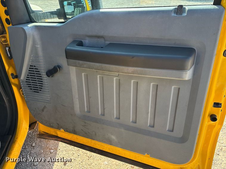 image for item ER4782 2015 Ford F350 Super Duty XL utility bed pickup truck