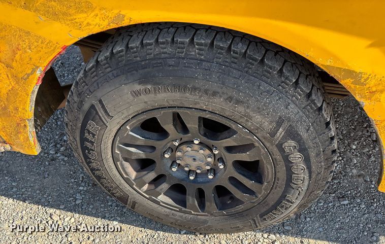 image for item ER4782 2015 Ford F350 Super Duty XL utility bed pickup truck