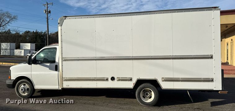 image for item LH9399 2013 GMC Magnavan box truck