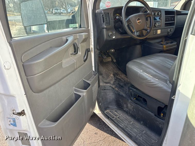 image for item LH9399 2013 GMC Magnavan box truck