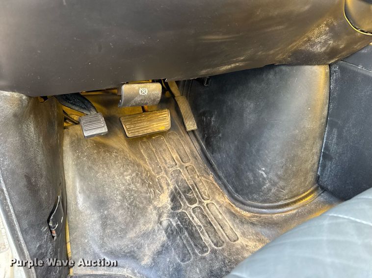 image for item LH9399 2013 GMC Magnavan box truck