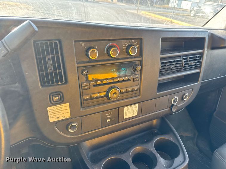 image for item LH9399 2013 GMC Magnavan box truck