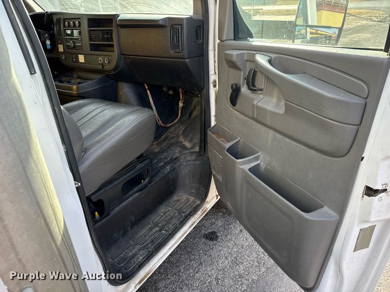 image for item LH9399 2013 GMC Magnavan box truck