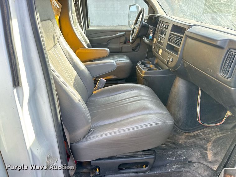 image for item LH9399 2013 GMC Magnavan box truck