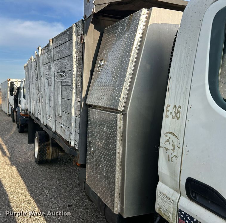 image for item NJ9726 2005 Mitsubishi FH211 dump flatbed truck