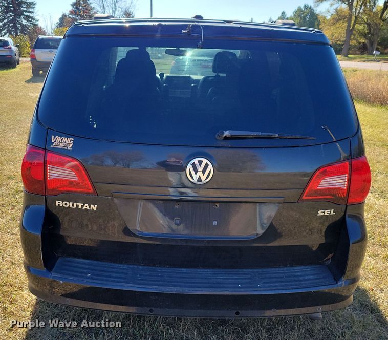 image for item OH9361 2011 Volkswagen Routan SEL van