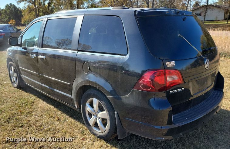 image for item OH9361 2011 Volkswagen Routan SEL van