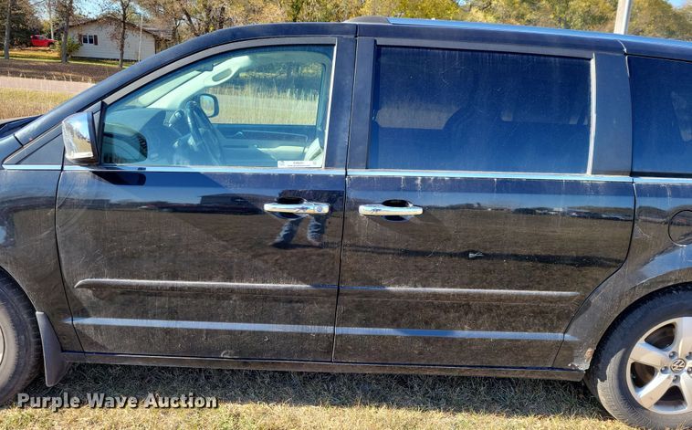 image for item OH9361 2011 Volkswagen Routan SEL van