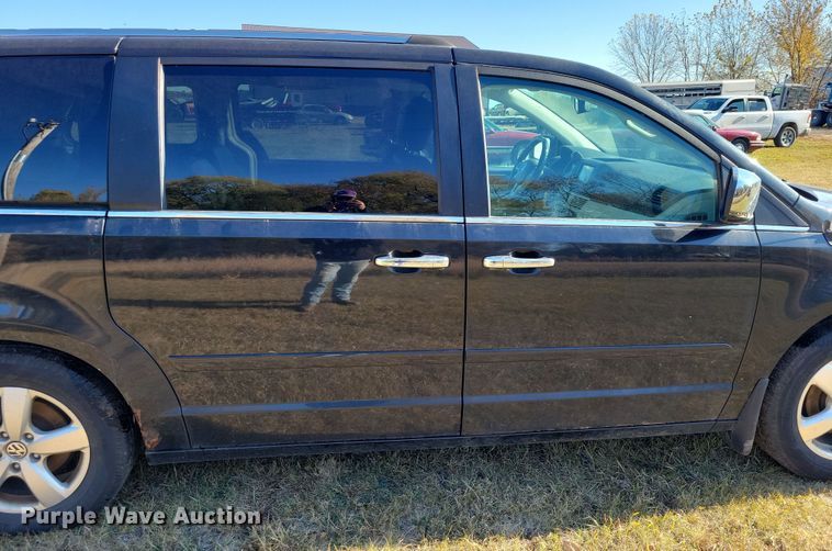 image for item OH9361 2011 Volkswagen Routan SEL van