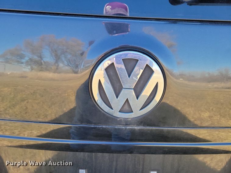 image for item OH9361 2011 Volkswagen Routan SEL van