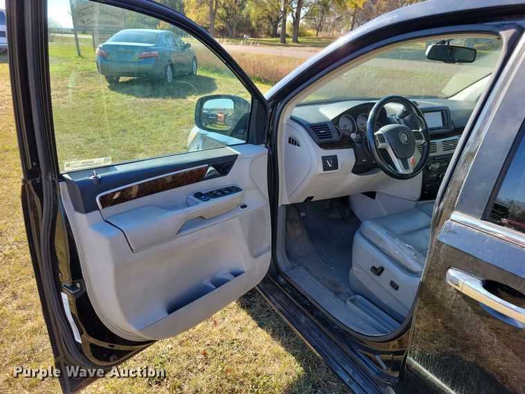 image for item OH9361 2011 Volkswagen Routan SEL van