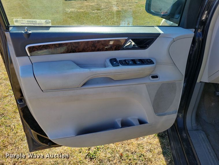 image for item OH9361 2011 Volkswagen Routan SEL van