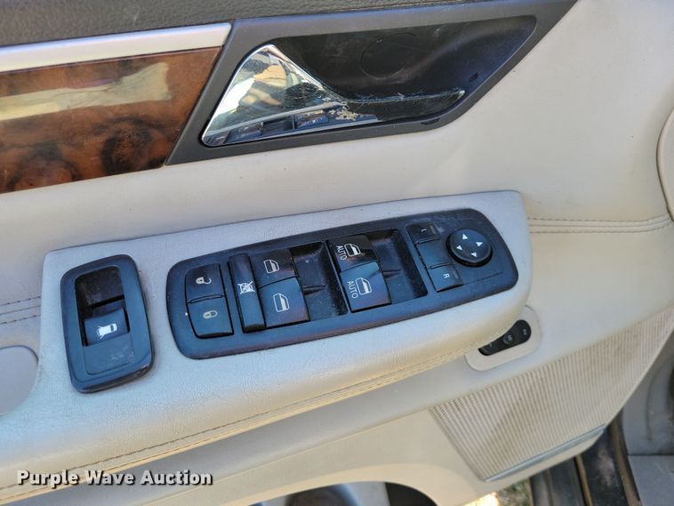 image for item OH9361 2011 Volkswagen Routan SEL van