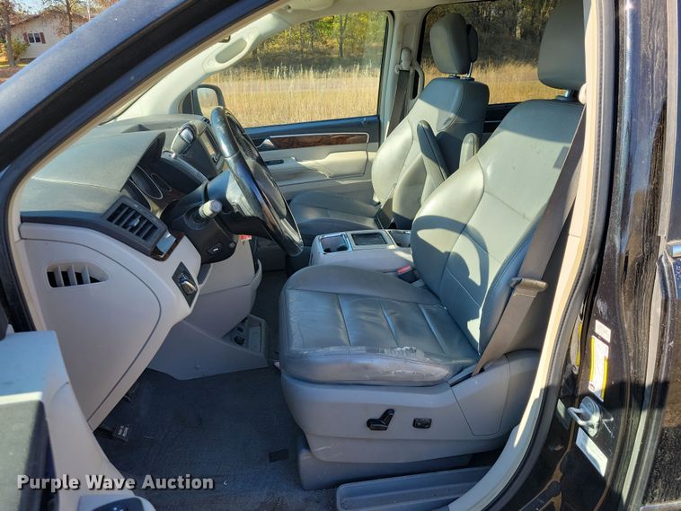 image for item OH9361 2011 Volkswagen Routan SEL van