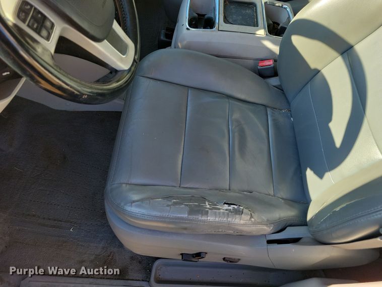 image for item OH9361 2011 Volkswagen Routan SEL van