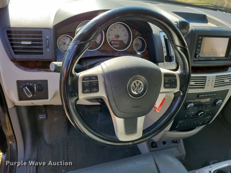 image for item OH9361 2011 Volkswagen Routan SEL van