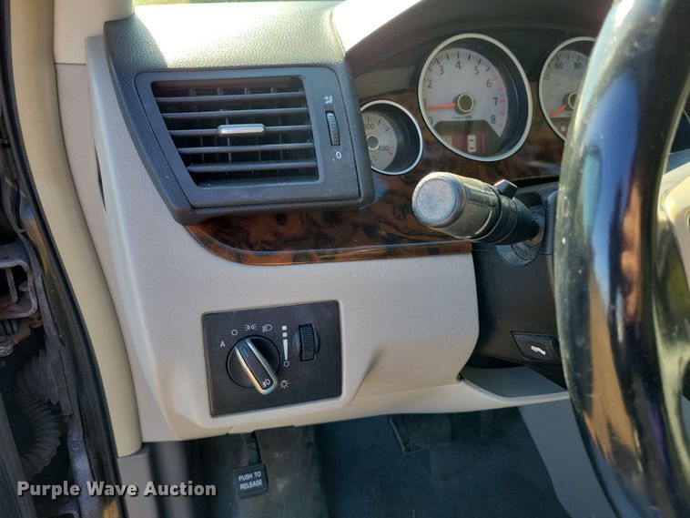 image for item OH9361 2011 Volkswagen Routan SEL van