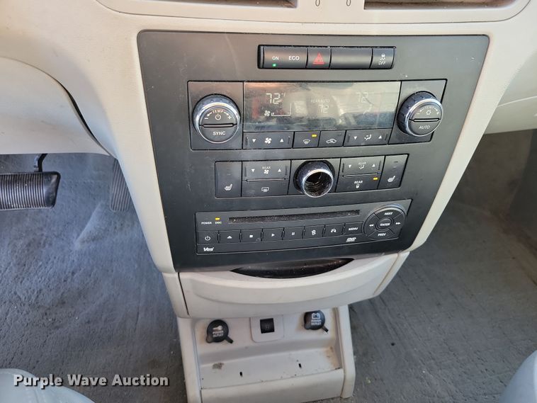 image for item OH9361 2011 Volkswagen Routan SEL van