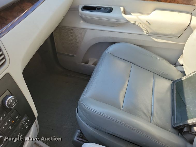 image for item OH9361 2011 Volkswagen Routan SEL van