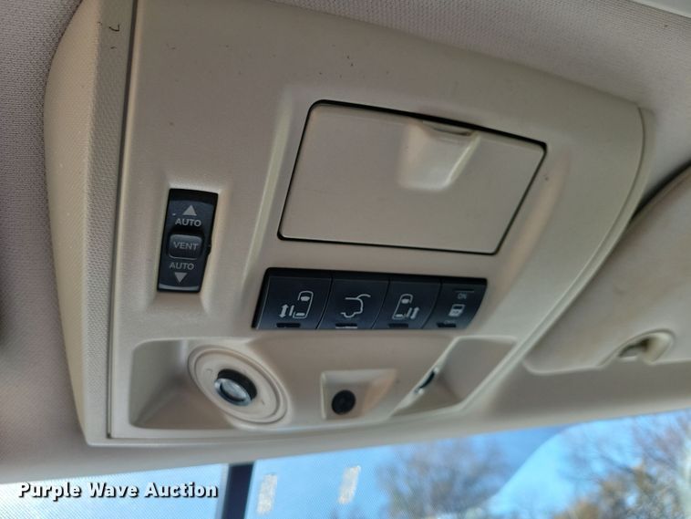 image for item OH9361 2011 Volkswagen Routan SEL van