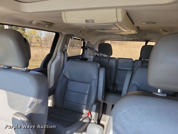 image for item OH9361 2011 Volkswagen Routan SEL van