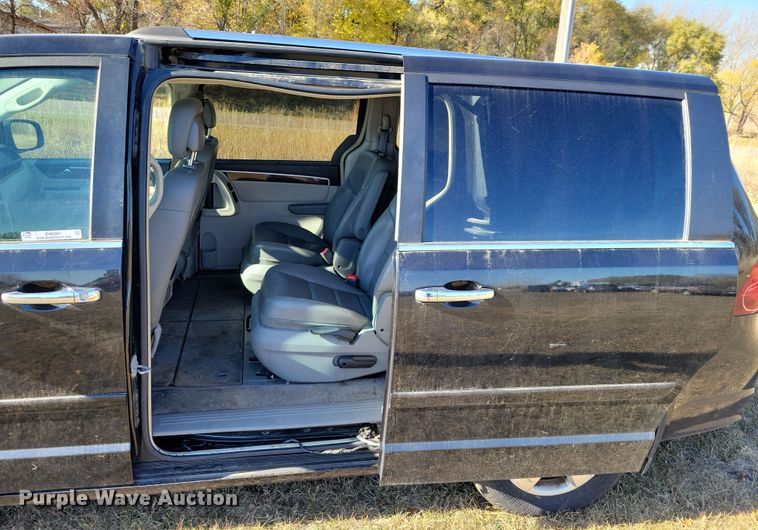 image for item OH9361 2011 Volkswagen Routan SEL van