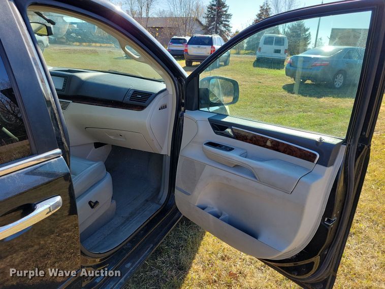 image for item OH9361 2011 Volkswagen Routan SEL van