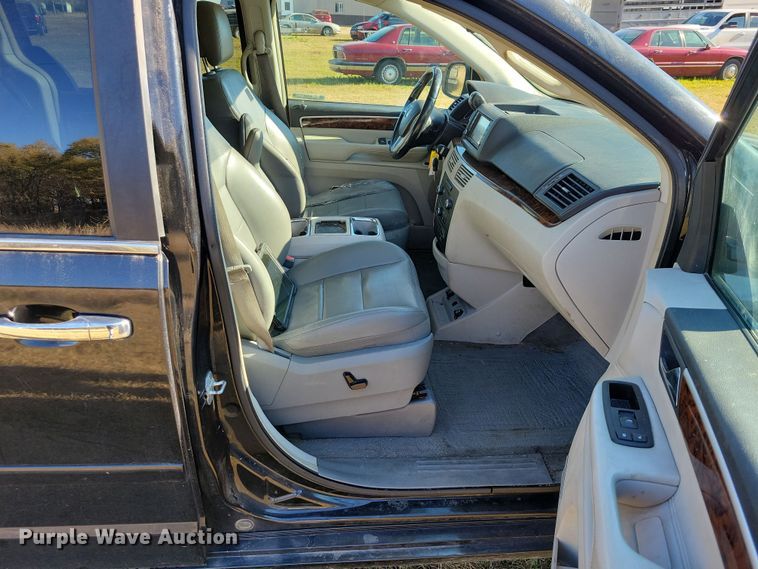 image for item OH9361 2011 Volkswagen Routan SEL van