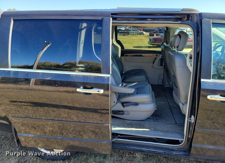 image for item OH9361 2011 Volkswagen Routan SEL van