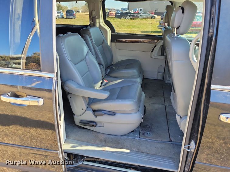 image for item OH9361 2011 Volkswagen Routan SEL van