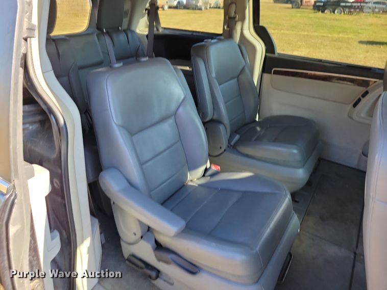 image for item OH9361 2011 Volkswagen Routan SEL van