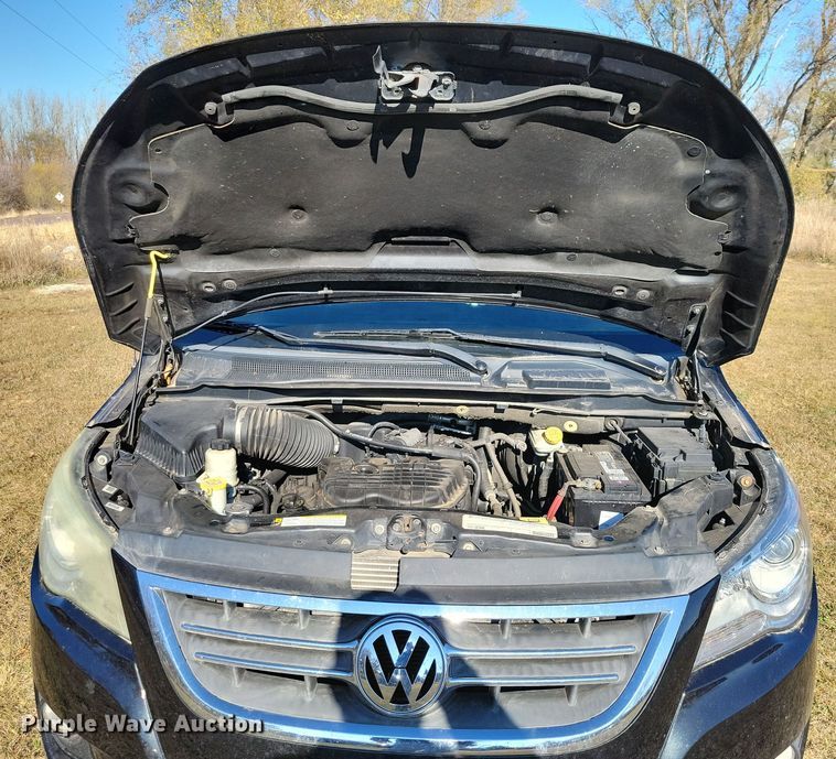 image for item OH9361 2011 Volkswagen Routan SEL van