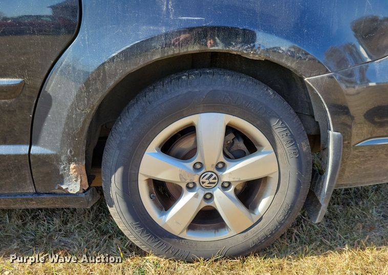 image for item OH9361 2011 Volkswagen Routan SEL van