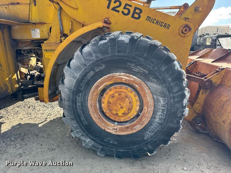 image for item DH9222 1976 Michigan  125B wheel loader