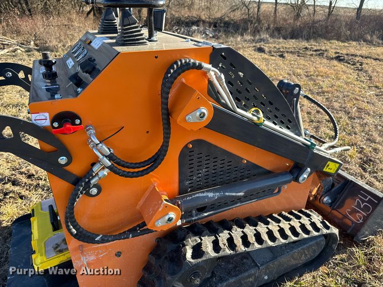 image for item DO0087 Compact utility loader