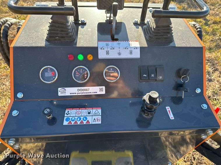 image for item DO0087 Compact utility loader