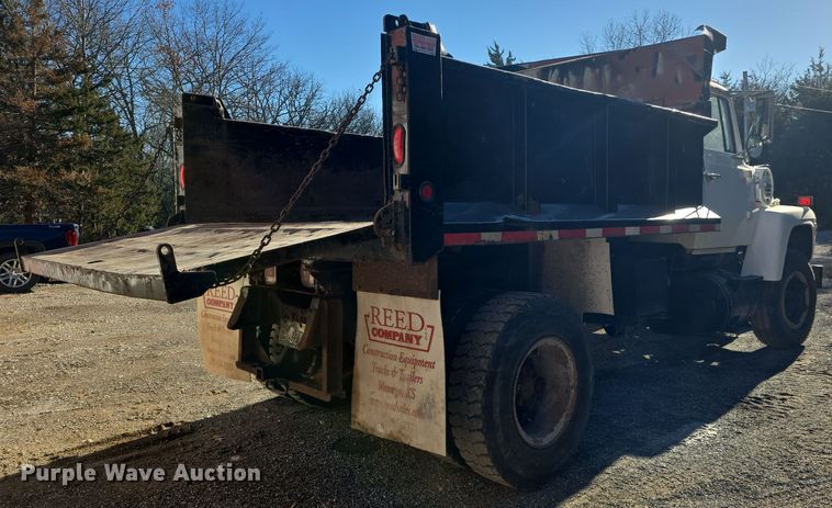 image for item DQ5340 1986 Ford L8000 dump truck