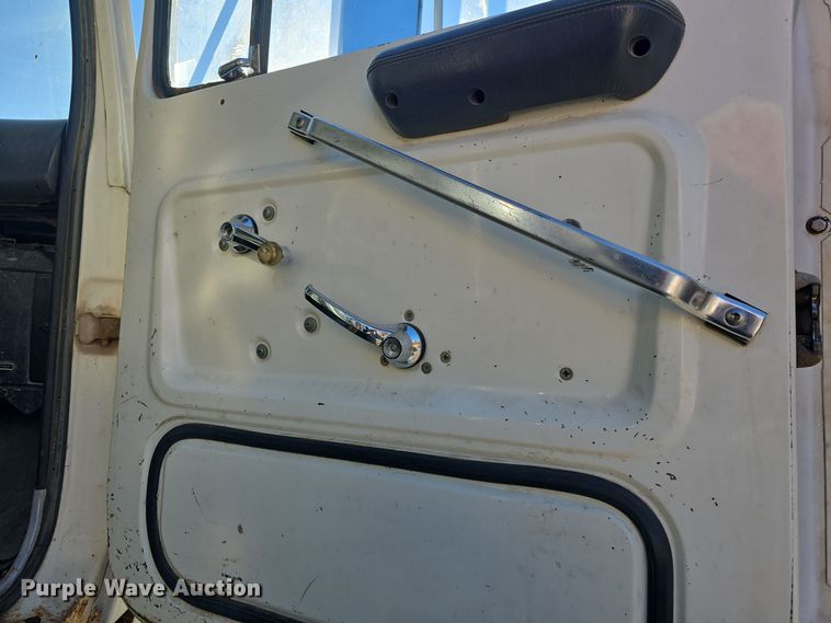 image for item DQ5340 1986 Ford L8000 dump truck