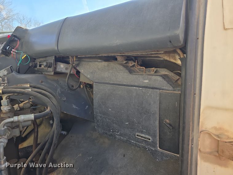 image for item DQ5340 1986 Ford L8000 dump truck