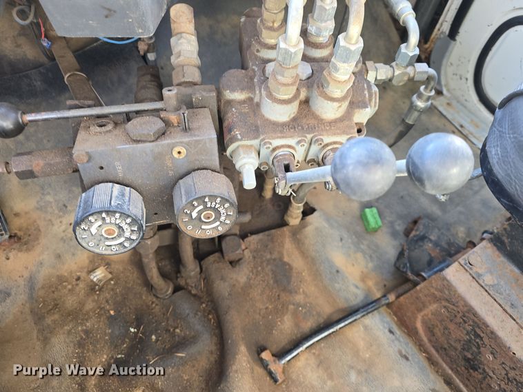 image for item DQ5340 1986 Ford L8000 dump truck