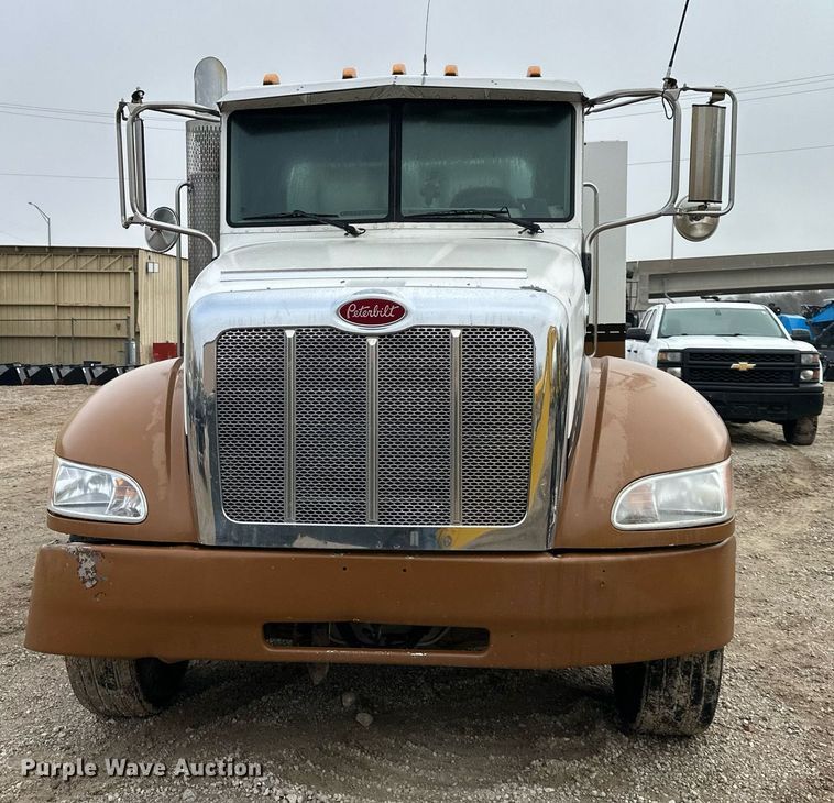 image for item DS3353 2009 Peterbilt 335 utility / service truck