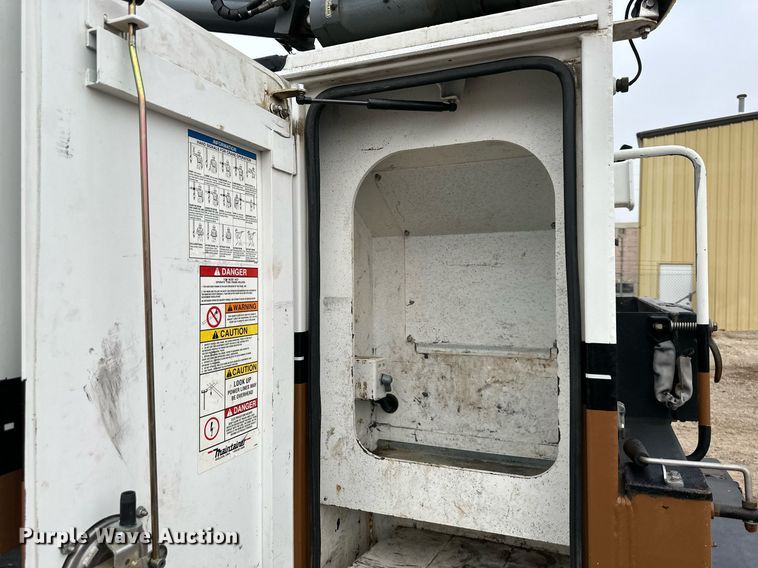 image for item DS3353 2009 Peterbilt 335 utility / service truck